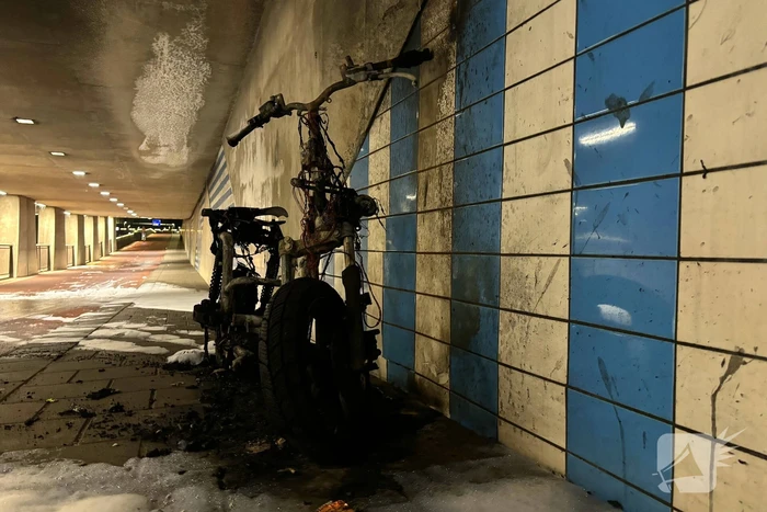 Scooter vat vlam onder viaduct