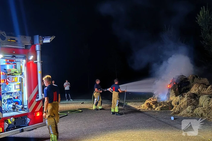 Hooibalen vliegen in brand