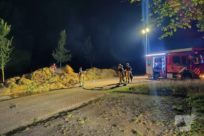 Hooibalen vliegen in brand