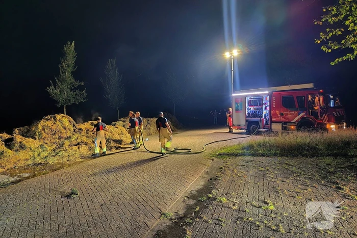 Hooibalen vliegen in brand