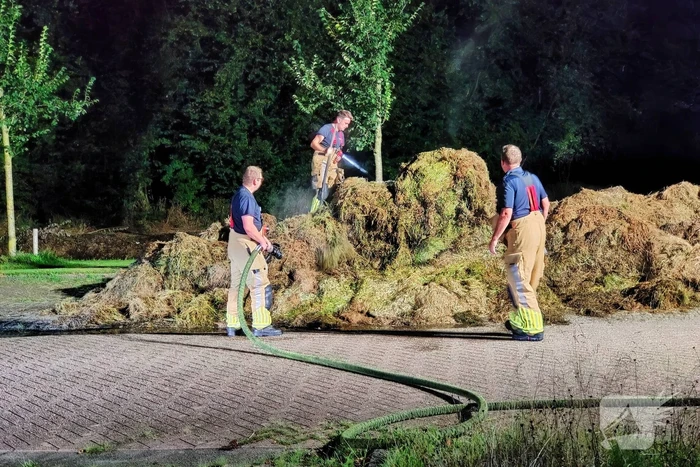 Hooibalen vliegen in brand