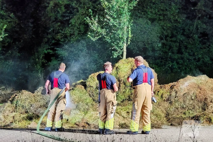 Hooibalen vliegen in brand