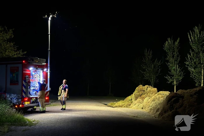 Hooibalen vliegen in brand