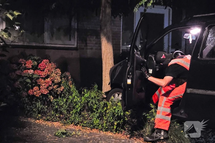 Vlucht voor politie eindigt tegen boom