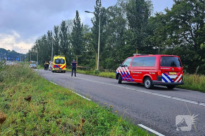 Overleden persoon aangetroffen in de berm