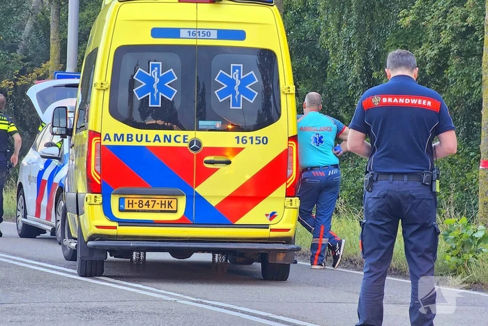 Overleden persoon aangetroffen in de berm