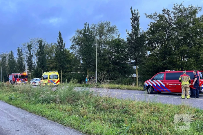 Overleden persoon aangetroffen in de berm