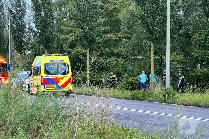 Overleden persoon aangetroffen in de berm