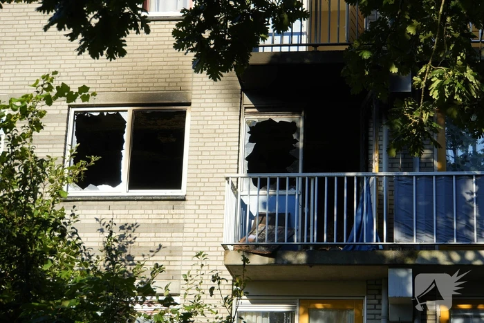 Uitslaande brand na explosie in woongebouw voor begeleid wonen