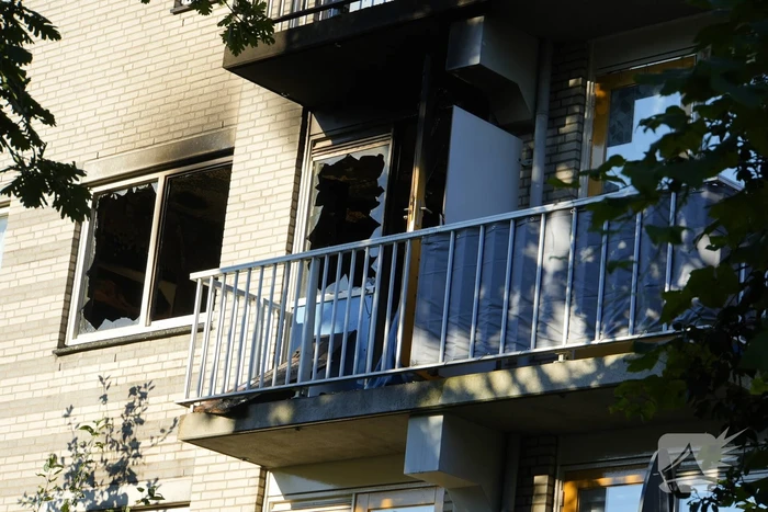 Uitslaande brand na explosie in woongebouw voor begeleid wonen