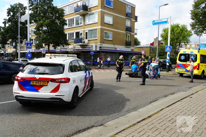 Scooter met twee opzittenden aangereden door automobilist