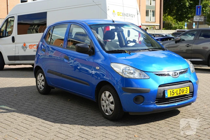 Scooter met twee opzittenden aangereden door automobilist