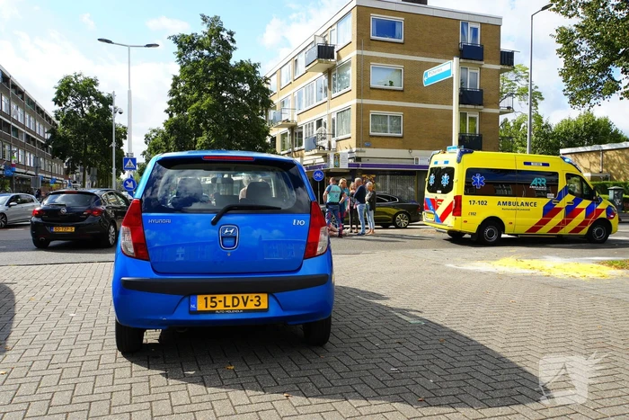 Scooter met twee opzittenden aangereden door automobilist