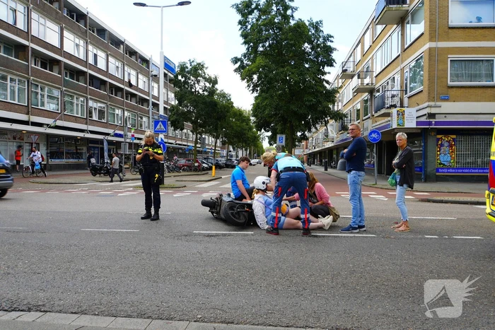 Scooter met twee opzittenden aangereden door automobilist