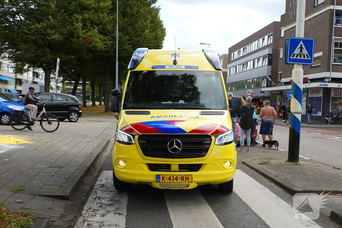 Scooter met twee opzittenden aangereden door automobilist
