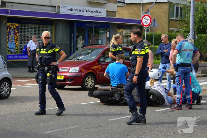 Scooter met twee opzittenden aangereden door automobilist