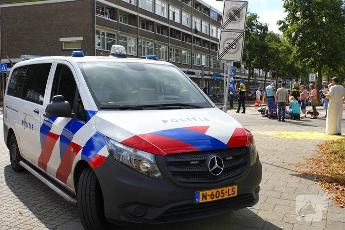 Scooter met twee opzittenden aangereden door automobilist