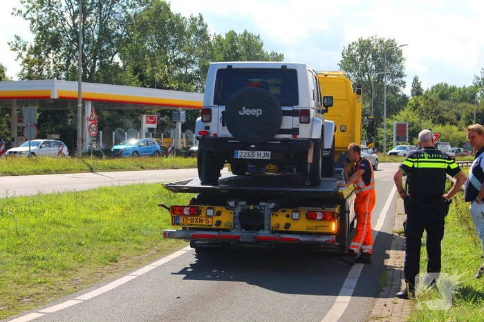 Twee voertuigen botsen op achterop elkaar