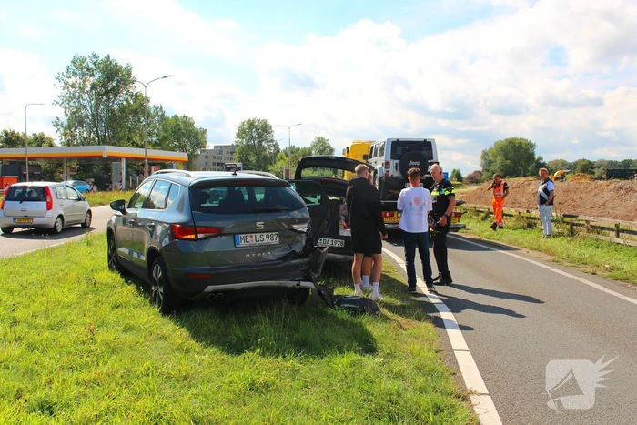 Twee voertuigen botsen op achterop elkaar