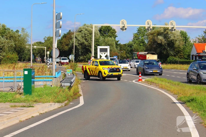 Twee voertuigen botsen op achterop elkaar
