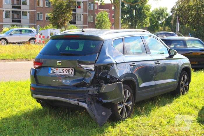Twee voertuigen botsen op achterop elkaar