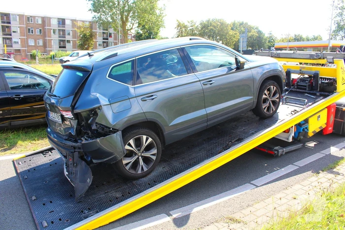 Twee voertuigen botsen op achterop elkaar