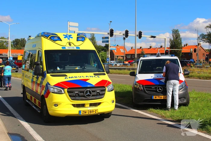 Twee voertuigen botsen op achterop elkaar