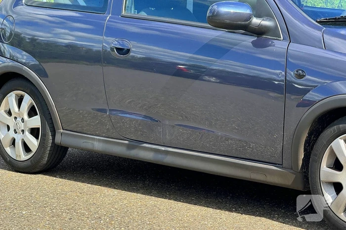Fietser botst tegen zijkant van personenauto