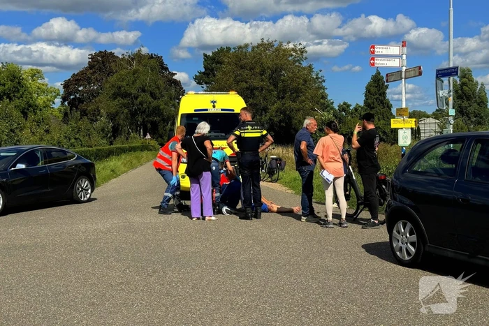 Fietser botst tegen zijkant van personenauto