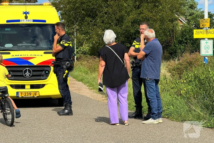 Fietser botst tegen zijkant van personenauto