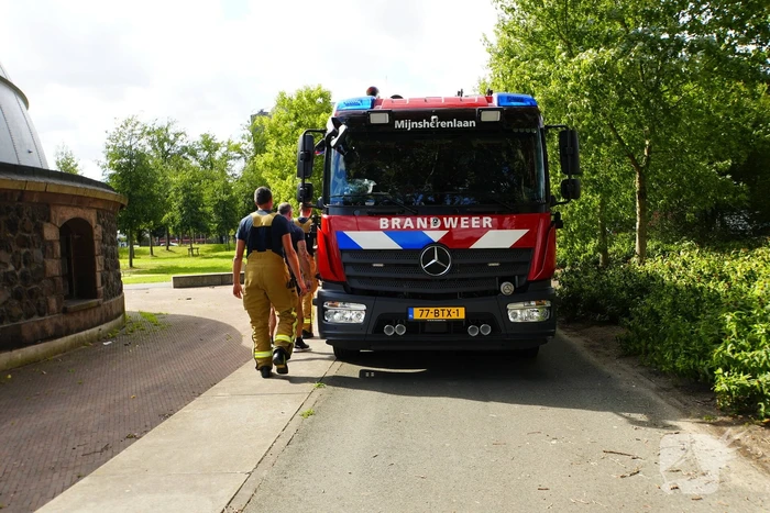 Man springt van scootmobiel net voor deze te water raakte