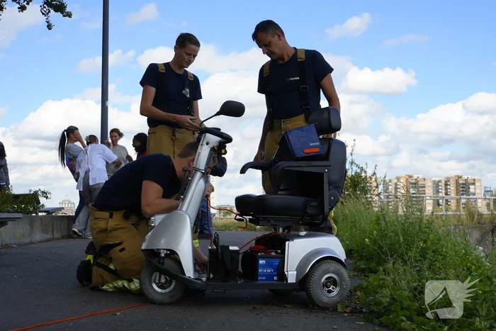 Man springt van scootmobiel net voor deze te water raakte
