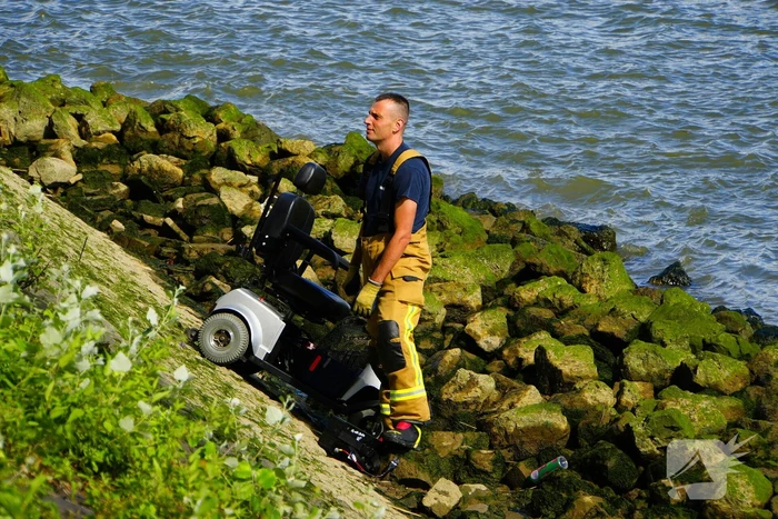 Man springt van scootmobiel net voor deze te water raakte