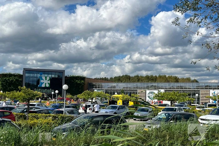 Grote ravage op parkeerplaats tuincentrum