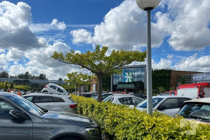 Grote ravage op parkeerplaats tuincentrum
