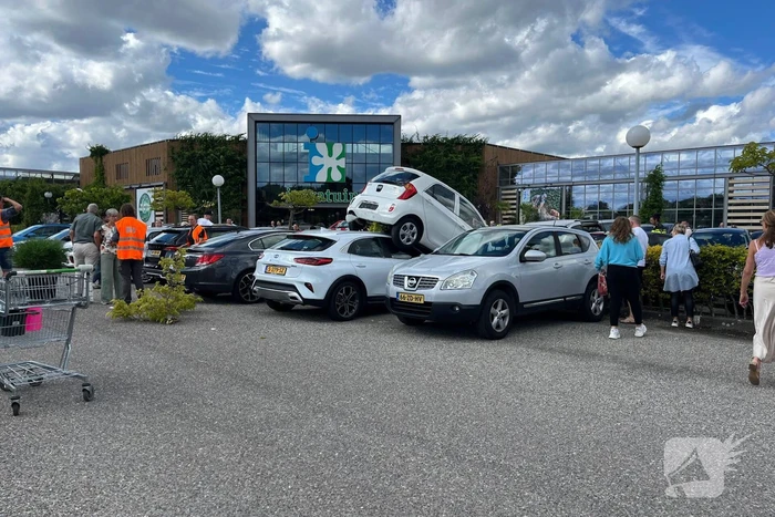 Grote ravage op parkeerplaats tuincentrum