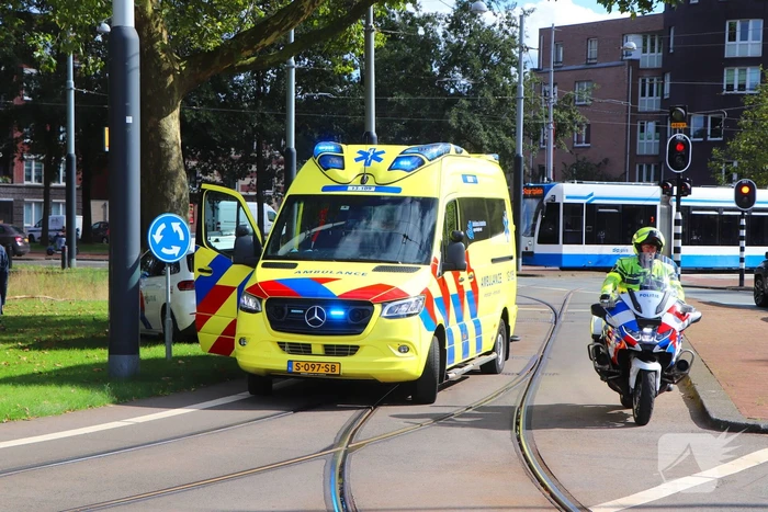 Bestuurder knalt met auto tegen boom