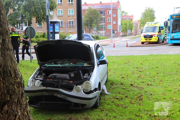 Bestuurder knalt met auto tegen boom