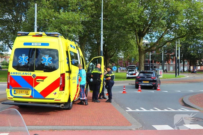 Bestuurder knalt met auto tegen boom