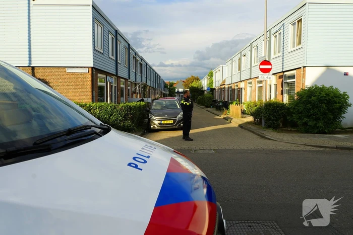 Politie zet woonblok dicht na mogelijke steekincident
