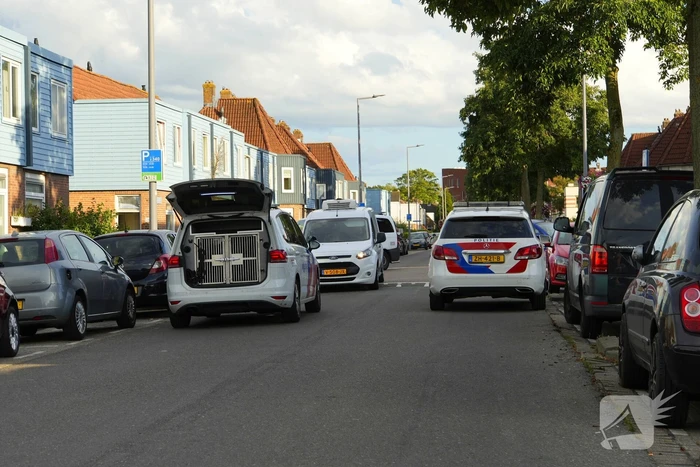 Politie zet woonblok dicht na mogelijke steekincident