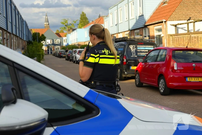 Politie zet woonblok dicht na mogelijke steekincident