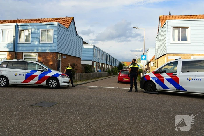 Politie zet woonblok dicht na mogelijke steekincident