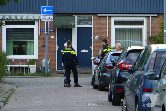 Politie zet woonblok dicht na mogelijke steekincident