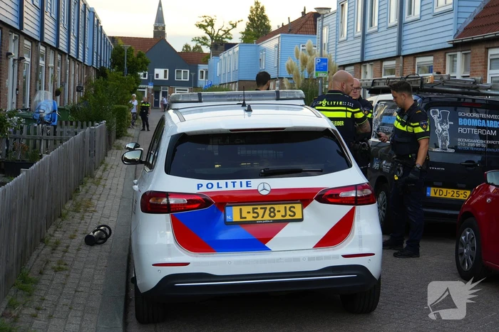 Politie zet woonblok dicht na mogelijke steekincident