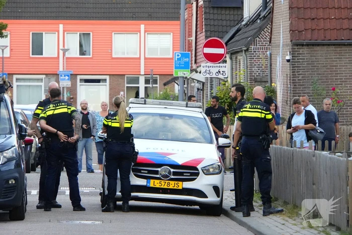 Politie zet woonblok dicht na mogelijke steekincident