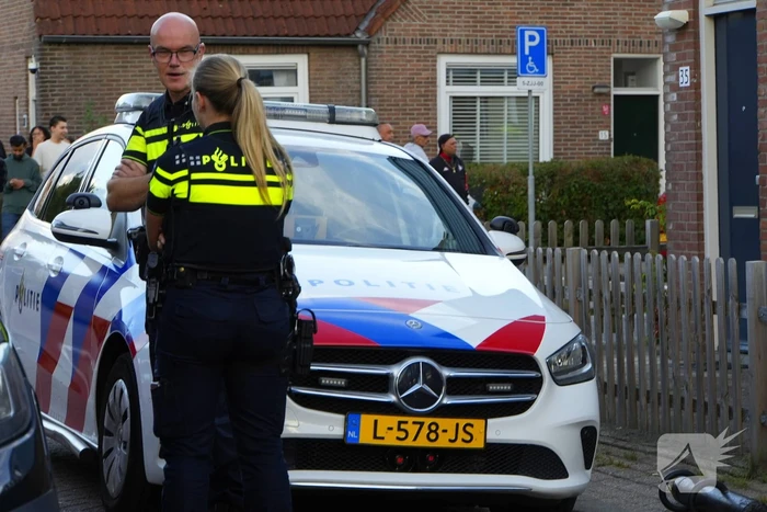 Politie zet woonblok dicht na mogelijke steekincident