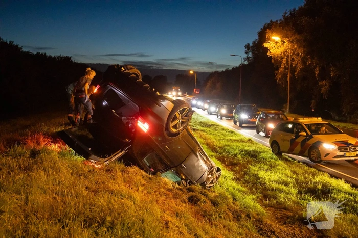 Dronken bestuurder crasht op afrit