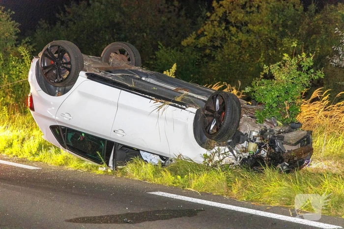 Auto belandt op de kop in bosschages