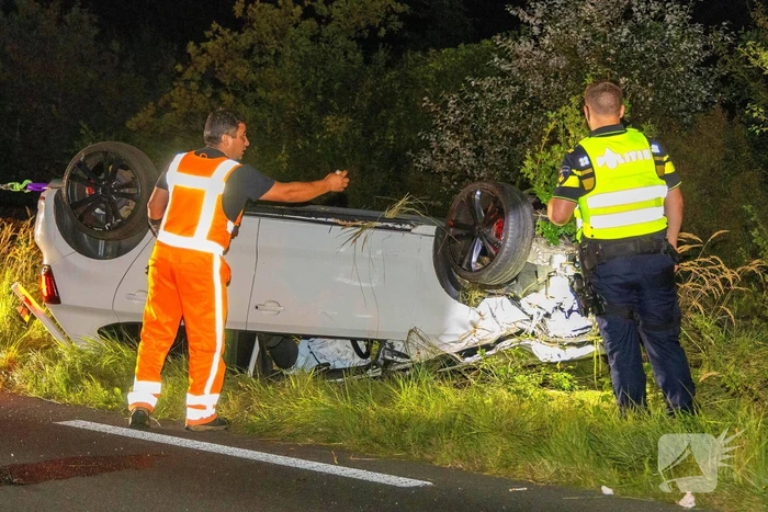 Auto belandt op de kop in bosschages